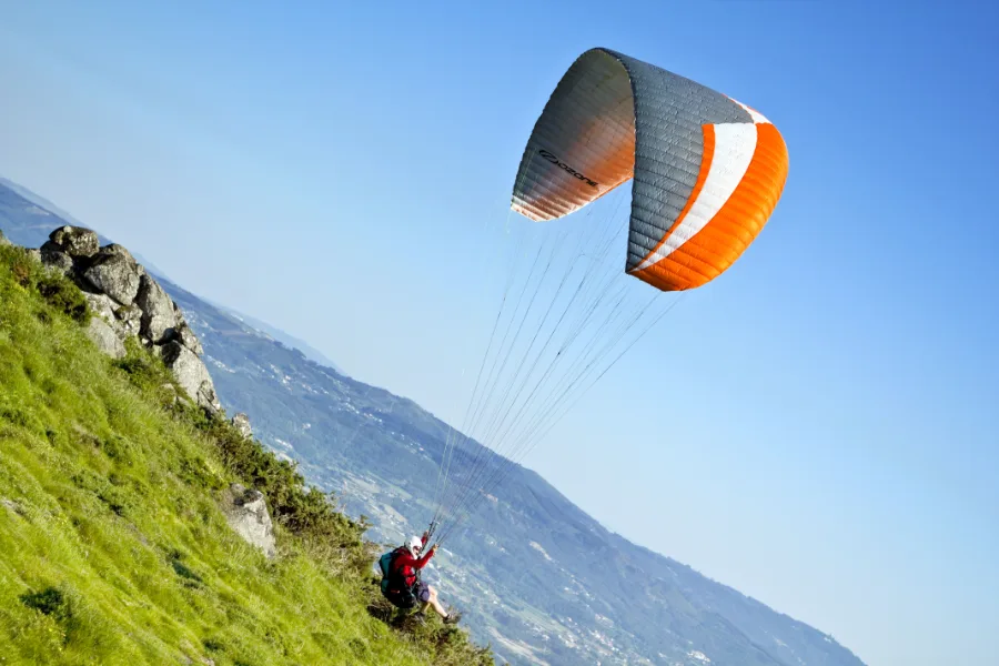 Paragliden boven de Italiaanse meren