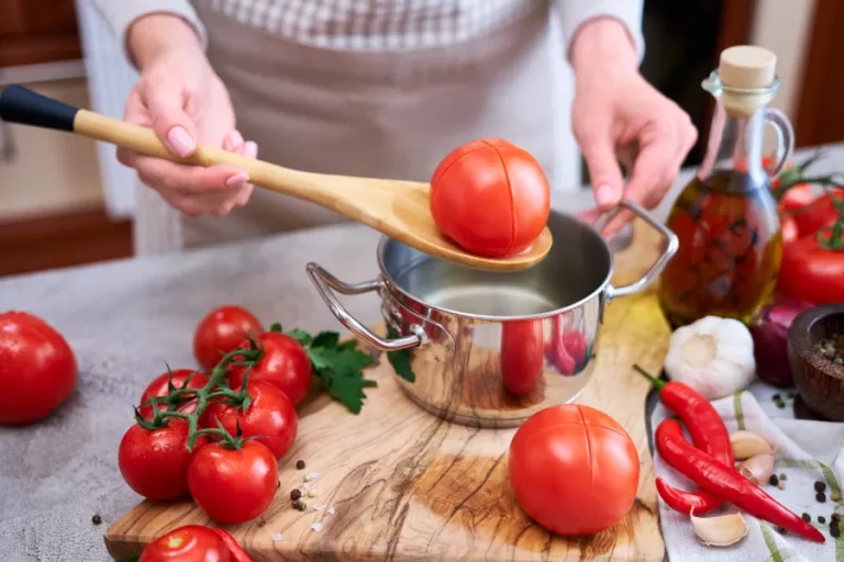 Hoe tomaten ontvellen