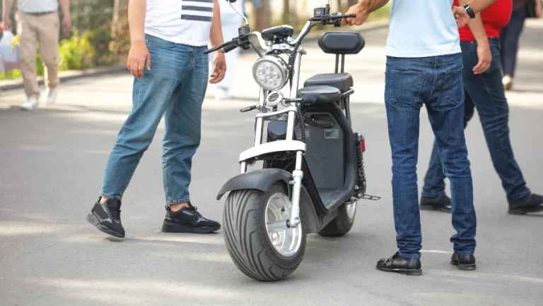 Ontdek verborgen parels in de stad op een elektrische scooter