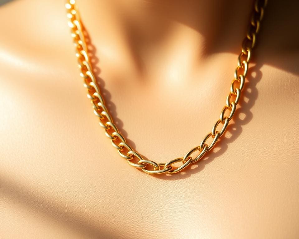 Welke kleding matcht bij een dubbele ketting goud?